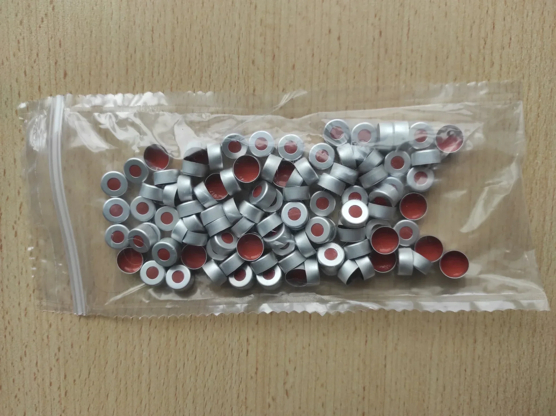 Bördelverschluss, N 11, alu., Loch, roter Gummi/FEP farblos, 1,0 mm für Autosampler, GC, HPLC