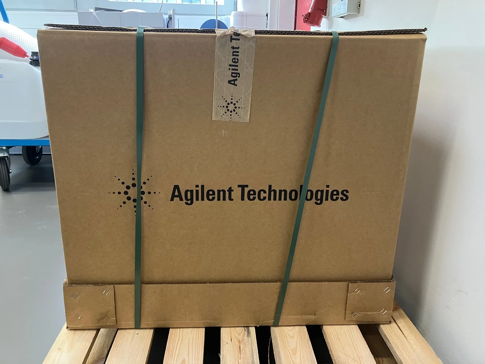 Agilent GC FID 8860 gas chromatograph with liquid injector and sample changer